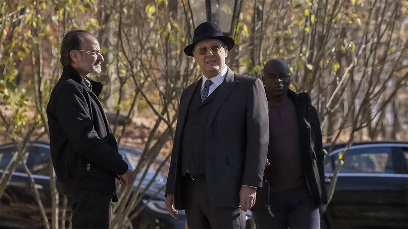L-R: Marvin Gerard (Fisher Stevens), Raymond ‚Red‘ Reddington (James Spader), Dembe Zuma (Hisham Tawfiq) – Bild: AXN Black