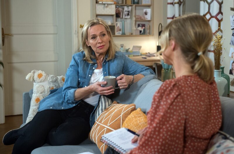 Mona (Jana Hora-Goosmann, l.) bedauert vor Sara (Antonia Jungwirth, r.), dass seit ihrem Umzug nach Lüneburg alles aus dem Ruder läuft. – Bild: ARD/​Nicole Manthey