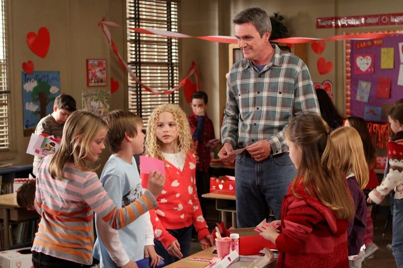 Brick hat sich in die hübsche Autumn (Isabella Acres, M.) verknallt, will aber auf gar keinen Fall, dass sie davon erfährt. Doch dann verplappert sich Mike (Neil Flynn, r.) … – Bild: HBOH