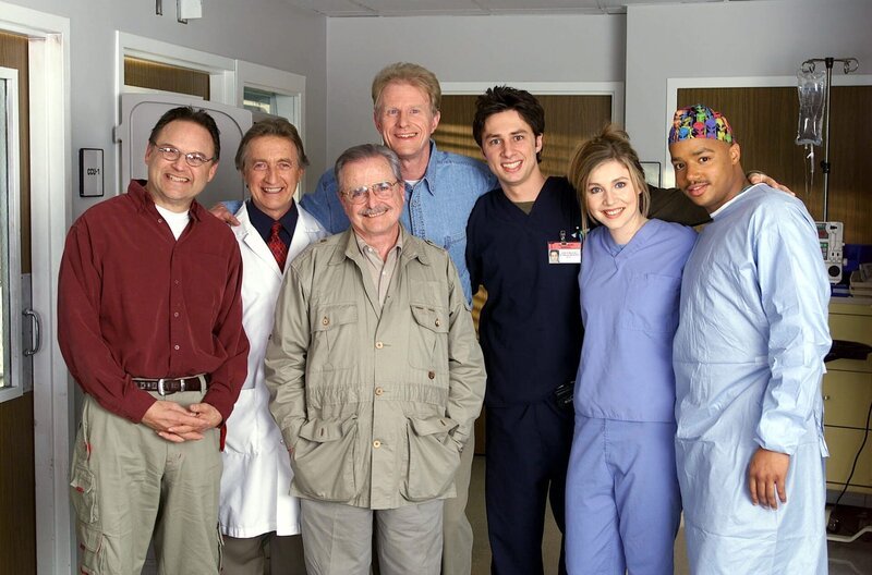 „Scrubs – Die Anfänger“, „Mein größtes Opfer.“ Versehentlich sticht sich J.D. mit einer Nadel, mit der kurz zuvor einem Patienten mit Verdacht auf Hepatitis B Blut abgenommen wurde. Das Warten auf das Testergebnis wird für J.D. zur Tortur. Elliot und ihr neuer Freund Sean führen eine wunderbare Beziehung. Neben dem Job wächst Elliot die zusätzliche Belastung jedoch über den Kopf. Im Bild (v.li.): Stephen Furst (Dr. Franklin), Ken Jenkins (Dr. Kelso), William Daniels (Dr. Douglas), Ed Begley Jr. (Dr. Bailey), Zach Braff (J.D. Dorian), Sarah Chalke (Elliot Reid), Donald Faison (Chris Turk). – Bild: ORF/​Disney