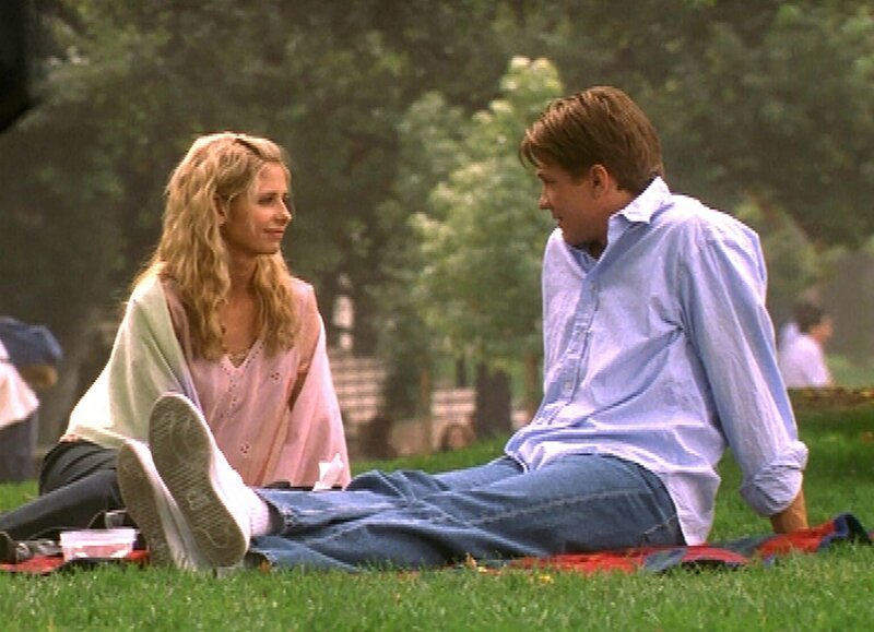 Riley (Marc Blucas, r.) hat Buffy (Sarah Michelle Gellar) zu einem Picknick eingeladen. – Bild: Twentieth Century Fox Film Corporation