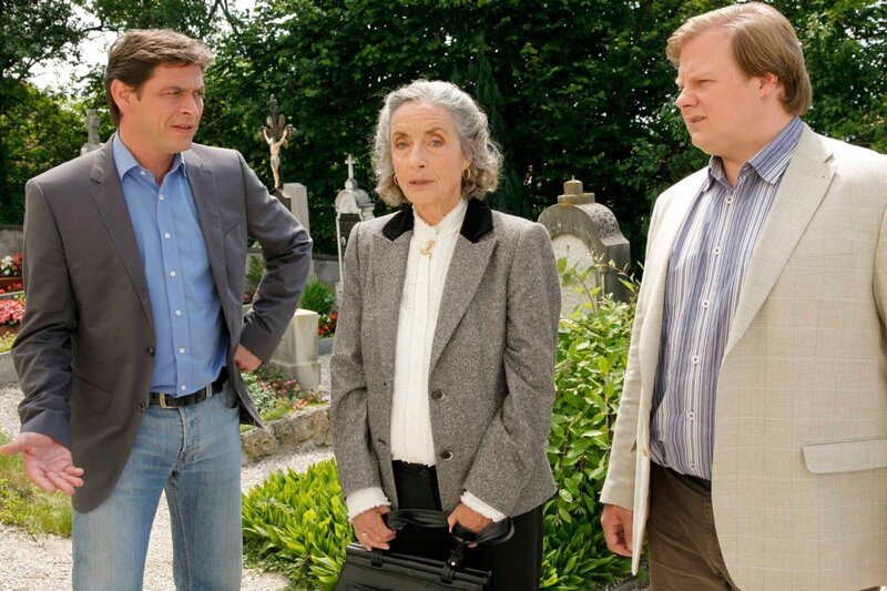 Die Kommissare Lind (Tom Mikulla, li.) und Hartl (Michael A. Grimm) vernehmen Johanna Erler (Ingrid Resch). – Bild: ORF/​ZDF/​Christian A. Rieger