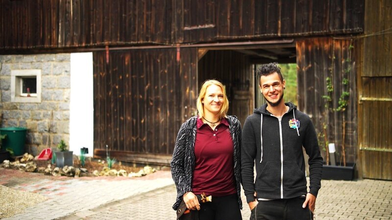 Nikki und Mario Fahlandt auf ihrem Hof. Sie bauen einen alten Vierkanthof in Schirnding aus. – Bild: Schelke Bonnetsmüller /​ BR, south & browse GmbH