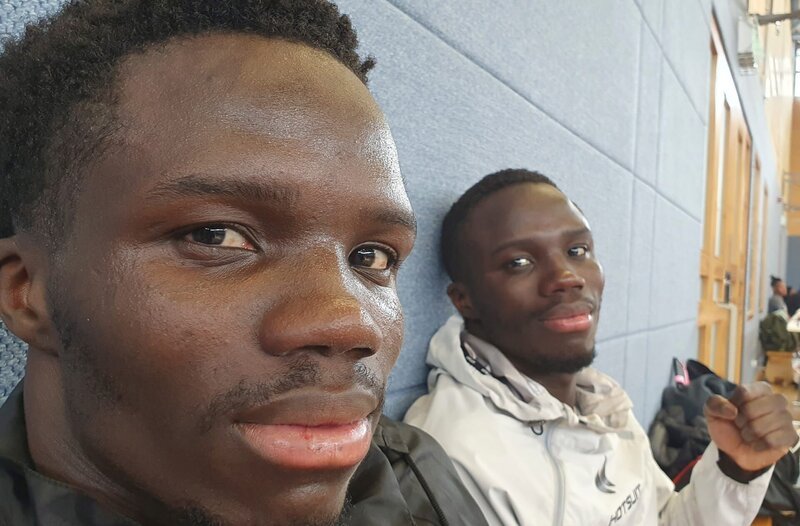 Die Zwillinge Assan (li.) und Ousainou Hansen haben denselben Traum: Als Boxer wollen sie Gold bei Olympia holen! – Bild: HR/​Stefan Venator