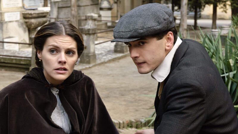 L-R: Alicia Alarcón (Amaia Salamanca), Julio Olmedo (Yon González) – Bild: AXN White