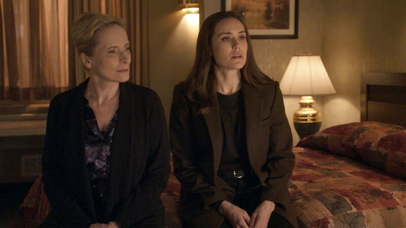 Katarina Rostova (Laila Robins, l.), Elizabeth Keen (Megan Boone, r.) – Bild: AXN Black