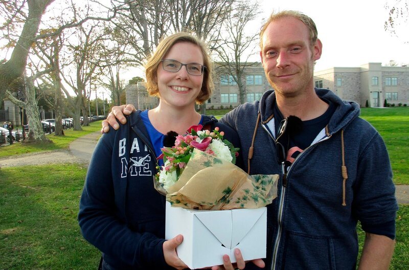 Die Passagiere Carla und Michael kaufen in Newport (Rhode Island, USA) in Vorbereitung auf ihre Trauung in New York City einen Brautstrauß. – Bild: BR/​Sibylle Nies