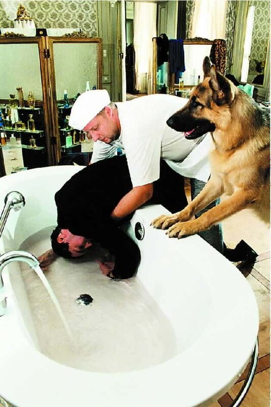 Der Neue im Ermittlungsteam, Fritz Kunz (Martin Weinek, oben), ist undercover ins Hotel als Küchenhilfe eingeschleust worden. Ein guter Schachzug, kann er doch jetzt Kommissar Brandtner (Gedeon Burkhard, unten) in letzter Minute zu Hilfe eilen … – Bild: ORF 2