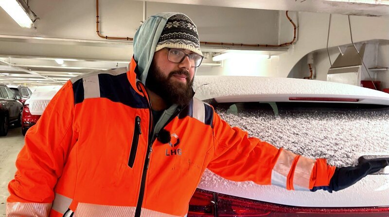 Jasin Safsouf ist Einweiser – diesmal für Neuwägen, die nach Finnland verschifft werden. – Bild: NDR/​Johanna Domke
