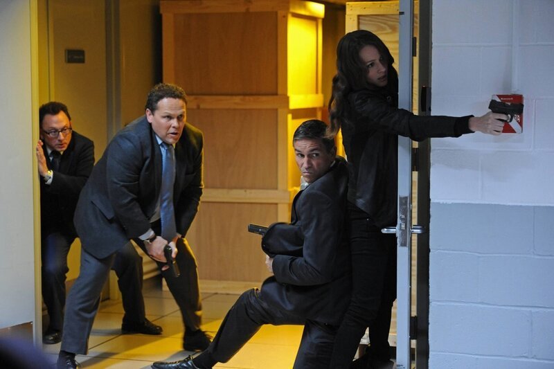 L-R: Harold Finch (Michael Emerson), Detective Fusco (Kevin Chapman), John Reese (Jim Caviezel), Root (Amy Ackerc) – Bild: PLURIMEDIA (Warner Bros)