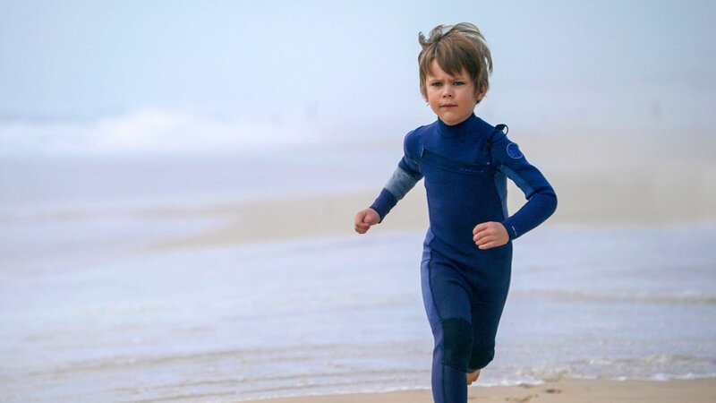 Thomas (Gael Raes) lässt sich nicht aufhalten – er möchte helfen, die Wolke zu vernichten. – Bild: ZDF