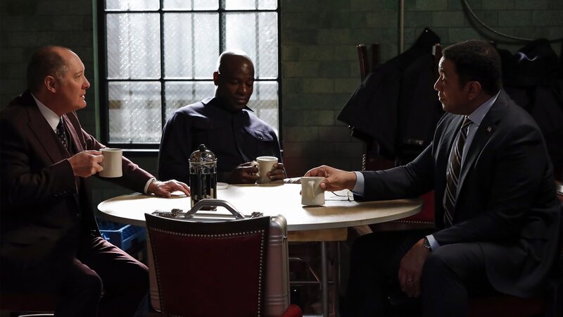 Raymond ‚Red‘ Reddington( James Spader, L ), Dembe Zuma( Hisham Tawfiq, M ), Harold Cooper( Harry Lennix, R ) – Bild: AXN Black