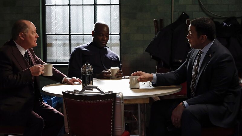 Raymond ‚Red‘ Reddington( James Spader, L  ),  Dembe Zuma( Hisham Tawfiq, M ), Harold Cooper( Harry Lennix, R ) – Bild: AXN Black