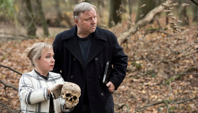 Wer ist der oder die Tote im Wald? Vor Kommissar Frank Thiel (Axel Prahl, r) und Silke Haller (Christine Urspruch, l) liegt viel Arbeit. – Bild: WDR/​Martin Menke