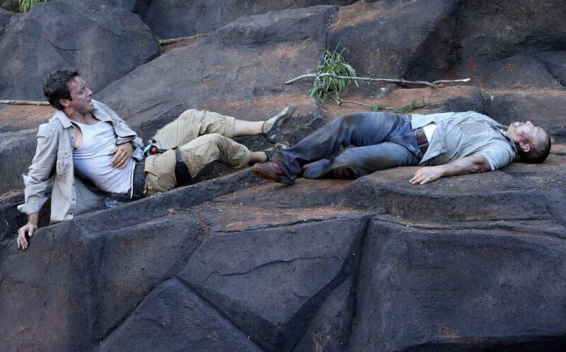 Steve und Danny unternehmen einen Wanderausflug in die Berge und finden dort einen toten Fischer (Jack Leung, r.). Beim Versuch, die Leiche zu bergen, stürzt Steve (Alex O’Loughlin, l.) und bricht sich den Arm … – Bild: 2011 CBS BROADCASTING INC. All Rights Reserved. Lizenzbild frei