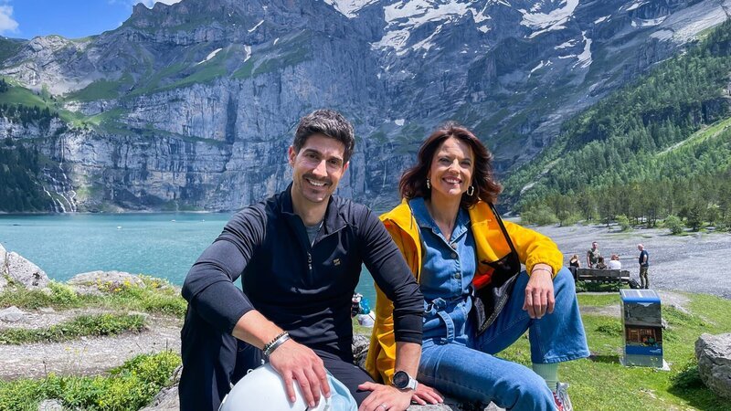 Mona Vetsch und Tobias Müller am Oeschinensee oberhalb von Kandersteg (BE). – Bild: SRF