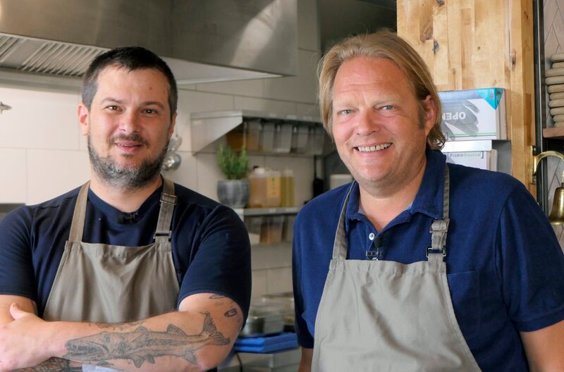 Backfisch-Profi Markus Wlosinski (l) mit Björn Freitag im Restaurant Fangfrisch in Lübeck. – Bild: WDR/​2bild