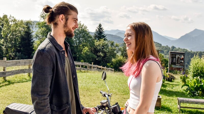 Tanja (Rebecca Kleineidam) flirtet mit Max (Emanuel Fitz). – Bild: ARD Degeto/​Susanne Bernhard