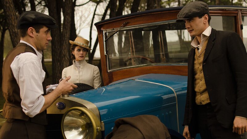 (v.l.n.r.) Andrés (Llorenç González); Alicia (Amaia Salamanca); Julio (Yon González) – Bild: AXN White