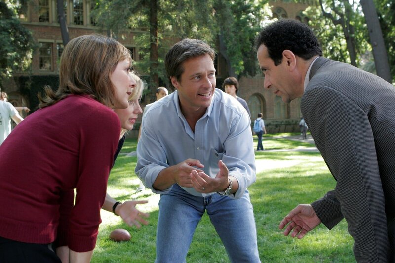 Monk – Mr. Monk auf dem Jahrgangstreffen – 25 Jahre nach ihrem Collegeabschluss, sind die Schüler von damals zu einem Jahrgangstreffen geladen. Monk freut sich auf die Zusammenkunft. Doch einst wie jetzt wird er bloß müde belächelt und mit Verachtung gestraft. Als eine Frau aus der Gruppe getötet wird, treffen auch Stottlemeyer und Disher auf dem Campus ein und Monk erhält die Möglichkeit, den anderen eindrucksvoll zu beweisen, zu welchen Geniestreichen sein wirrer Verstand in der Lage ist. Im Bild (v.li.): Cynthia Stevenson (Dianne), Traylor Howard (Natalie Teeger), Brian McNamara (Kyle), Tony Shalhoub (Adrian Monk). – Bild: Turner /​ UNIVERSAL STUDIOS