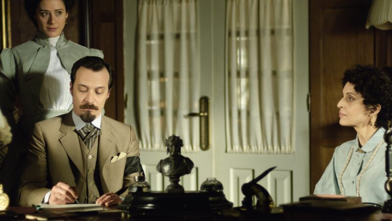 L-R: Alicia Alarcón (Amaia Salamanca), Javier Alarcón (Eloy Azorín), Doña Teresa (Adriana Ozores) – Bild: AXN White