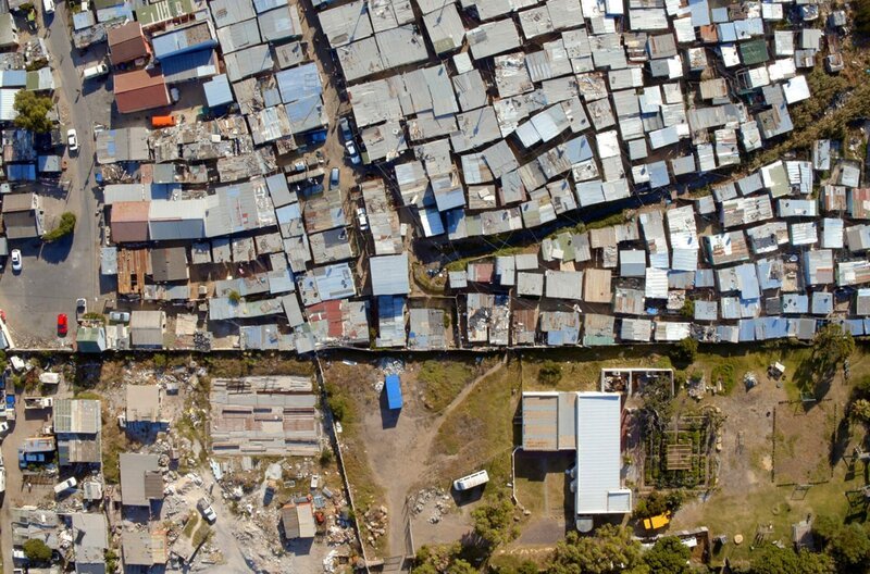 Bis 1990 waren alle nicht weißen Einwohner gezwungen, am Rande der Stadt zu leben. Auch nach Ende der Apartheid sind die Auswirkungen der Rassentrennungspolitik noch sichtbar. – Bild: Claudio Velàsquez Rojas/​Werner Hefer