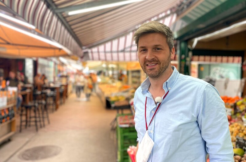Nicht nur Dank Schnitzel, Sachertorte und Co. ist Wien wohl auch ein kulinarisches Highlight. Johannes begibt sich am Naschmarkt auf eine besondere Genusstour und vergleicht die Preise etwas außerhalb des Zentrums mit denen der Touristenklassiker im ersten Bezirk. – Bild: SWR/​Bavaria Entertainment GmbH