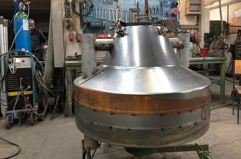 Fast fertig geschweißte Messboje. – Bild: SWR