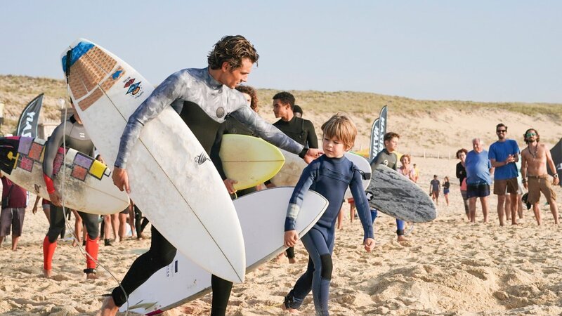 Max Alcorta (Roberto Calvet, l.) und Thomas Lewen (Gaël Raes, r.) bereiten sich auf den Surfwettbewerb vor. – Bild: ZDF und Céline BRACHET – KWAI – FTV