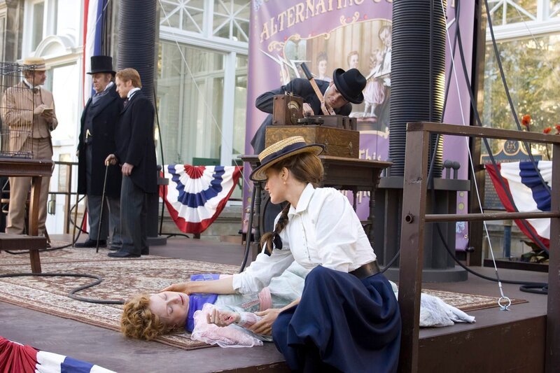 Dr. Ogden (Hélène Joy, im Vordergrund) untersucht die Leiche von Alice (Tamsen McDonough), während Detective Murdoch (Yannick Bisson, im Hintergrund rechts) den defekten Schalter überprüft. – Bild: Ale Kino! /​ Bruce Macaulay