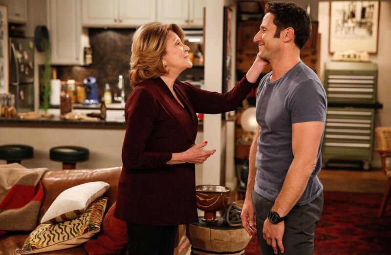 Judy (Linda Lavin, l.); Josh (Mark Feuerstein, r.) – Bild: Cliff Lipson