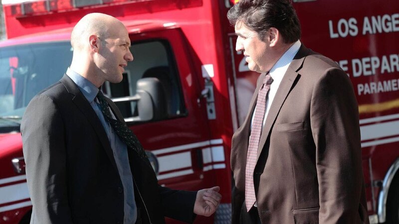 Detective Thomas „TJ“ Jaruszalski (Corey Stoll, l.) und Deputy D. A. Ricardo Morales (Alfred Molina) suchen einen flüchtigen Amokläufer, der sieben Menschen auf dem Gewissen hat. – Bild: TVNOW /​ Universal