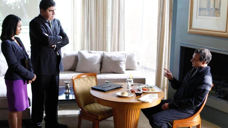 Deputy D. A. Evelyn Price (Regina Hall) und Deputy D. A. Ricardo Morales (Alfred Molina) sprechen mit Adam Brennan (Bob Saget, re.). – Bild: TVNOW /​ Universal