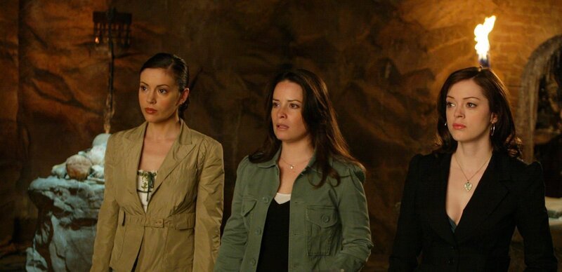 Zaunkous Plan, Paige (Rose McGowan, r.), Phoebe (Alyssa Milano, l.) und Piper (Holly Marie Combs, M.) anfällig zu machen, um Kontrolle über das Buch der Schatten zu erlangen, fängt an zu funktionieren … – Bild: Paramount Pictures Lizenzbild frei