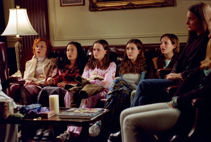 Rory (Alexis Bledel, 3.v.l.) möchte unbedingt Mitglied bei der Geheimverbindung „The Puffs“ werden, doch als sie und Paris eine Mutprobe bestehen müssen, geht das vollkommen nach hinten los. Was werden (v.l.n.r.) Francie (Emily Bergl), Ivy (Agatha Drake), Lisa (Madeline Zima) und die anderen „Puffs“ dazu sagen? – Bild: Warner Bros. Entertainment, Inc.