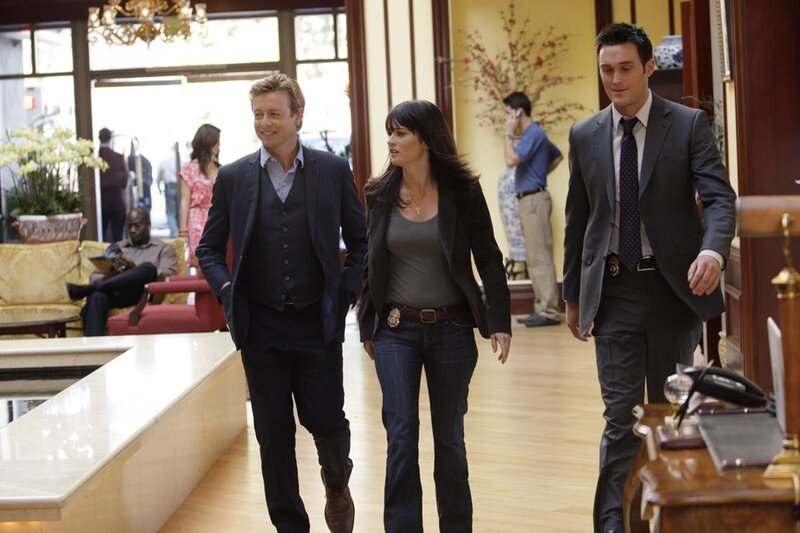 Patrick Jane (Simon Baker), Teresa Lisbon (Robin Tunney), Wayne Rigsby (Owain Yeoman). – Bild: PLURIMEDIA (Warner Bros)