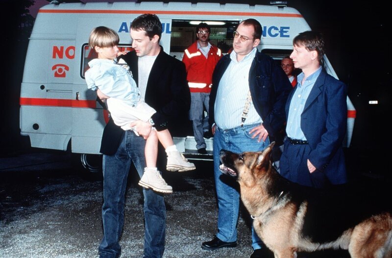 Kommissar Brandtner lässt sich als Häftling getarnt ins Gefängnis einschleusen, um an den Bombenbauer und Erpresser Zach heranzukommen. Zach hat in einer Wohnhausanlage eine Bombe versteckt, die jederzeit losgehen kann. Brandtner inszeniert einen Ausbruch, damit ihn Zach zu Bombe führt. Ein Wettlauf mit der Zeit beginnt. – Bild: AXN Crime Kommissar Brandtner lässt sich als Häftling getarnt ins Gefängnis einschleusen, um an den Bombenbauer und Erpresser Zach heranzukommen. Zach hat in einer Wohnhausanlage eine Bombe versteckt, die jederzeit losgehen kann. Brandtner inszeniert einen Ausbruch, damit ihn Zach zu Bombe führt. Ein Wettlauf mit der Zeit beginnt. – Bild: AXN Crime