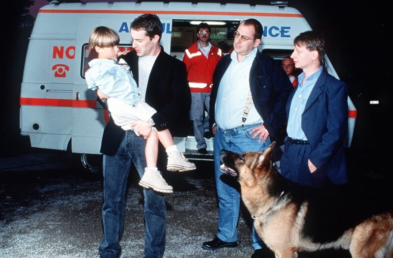 Kommissar Brandtner lässt sich als Häftling getarnt ins Gefängnis einschleusen, um an den Bombenbauer und Erpresser Zach heranzukommen. Zach hat in einer Wohnhausanlage eine Bombe versteckt, die jederzeit losgehen kann. Brandtner inszeniert einen Ausbruch, damit ihn Zach zu Bombe führt. Ein Wettlauf mit der Zeit beginnt. – Bild: AXN Crime