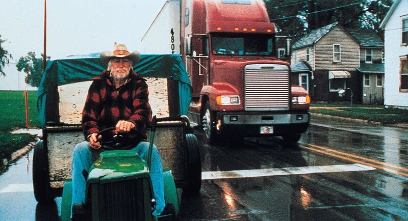 Alvin Straight, ein sturer, 73-jähriger Rentner aus Iowa, begibt sich auf eine unglaubliche Reise. Auf einem Rasenmäher mit einem selbstgebauten Anhänger fährt er in sechs Wochen ins 400 km entfernte Städtchen Mount Zion in Wisconsin. Ohne Führerschein und mit schwachen Augen will er zu seinem kranken Bruder Lyle, um sich mit ihm nach zehn Jahren Streit auszusöhnen. – Schlechtes Wetter und viel Verkehr auf dem Highway bringen Alvin (Richard Farnsworth) nicht vom Kurs ab. – Bild: rbb/Picture Factory/Les Films Alain Sarde/Le Studio Canal+ Alvin Straight, ein sturer, 73-jähriger Rentner aus Iowa, begibt sich auf eine unglaubliche Reise. Auf einem Rasenmäher mit einem selbstgebauten Anhänger fährt er in sechs Wochen ins 400 km entfernte Städtchen Mount Zion in Wisconsin. Ohne Führerschein und mit schwachen Augen will er zu seinem kranken Bruder Lyle, um sich mit ihm nach zehn Jahren Streit auszusöhnen. – Schlechtes Wetter und viel Verkehr auf dem Highway bringen Alvin (Richard Farnsworth) nicht vom Kurs ab. – Bild: rbb/Picture Factory/Les Films Alain Sarde/Le Studio Canal+