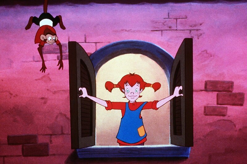 Pippi baut mit dem fleißigen Herrn Nilsson in der Nacht das Bühnenbild für die Premiere der Theateraufführung wieder auf. – Bild: ZDF/​Taurus Film