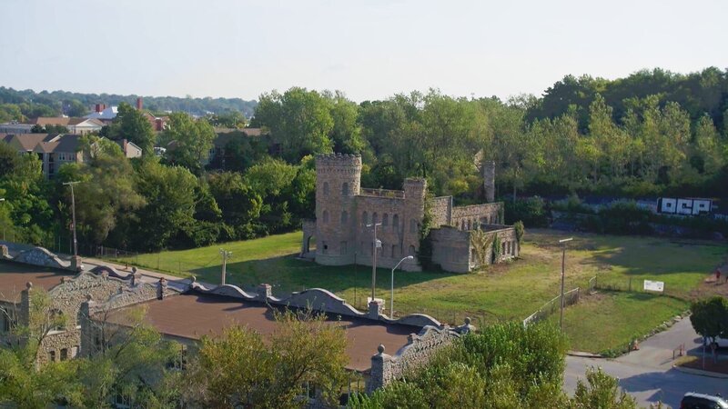 Dieses Schloss steht nicht in den schottischen Highlands, sondern im mittleren Westen der Vereinigten Staaten. – Bild: Beyond Entertainment Limited/​Axel Springer Deutschland GmbH