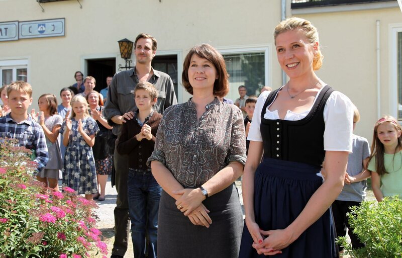 Franz (Max von Thun), Franzi (Enzo Gaier, m.), Erna (Franziska Walser, vorne, l.), Irene (Franziska Weisz, vorne, r.). – Bild: ORF/​Film27/​Andrea Mayer-Rinner