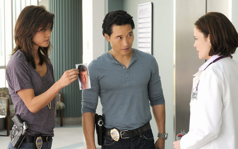 Bei der Suche nach dem Namen des Opfers kommen Chin (Daniel Dae Kim) und Kono (Grace Park) einer Entführung auf die Spur, bei deren Aufklärung Chins Ex-Verlobte Malia (Reiko Aylesworth) eine wesentliche Rolle spielt. – Bild: CBS Studios