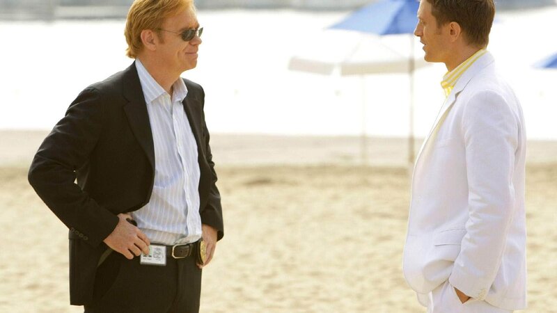 Auf der Party von Paul Sanders (Neil Jackson, r.), dem Inhaber einer Spedition, ist einer grauenhafter Mord passiert. Horatio (David Caruso) nimmt die Ermittlungen auf und kommt dabei einem brutalen Mädchenhändlerring auf die Spur. – Bild: RTL /​ CBS