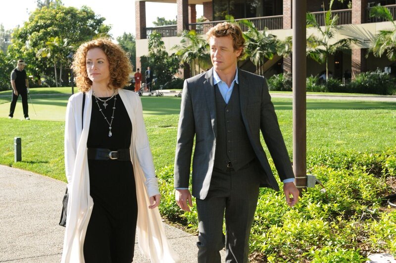 Bei den Ermittlungen in einem neuen Mordfall, trifft Patrick Jane (Simon Baker) auf seine alte Bekannte Kristina Frye (Leslie Hope), die von der örtlichen Polizei engagiert wurde, um mit ihren übersinnlichen Fähigkeiten Morde aufzuklären. – Bild: Warner Brothers