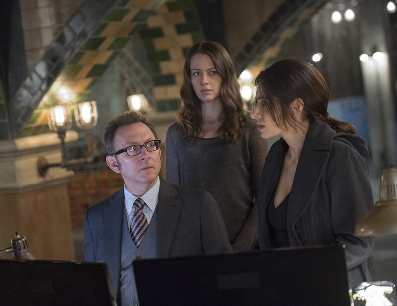 (v.l.n.r.) Harold Finch (Michael Emerson); Root (Amy Acker); Sameen Shaw (Sarah Shahi) – Bild: PLURIMEDIA (Warner Bros)