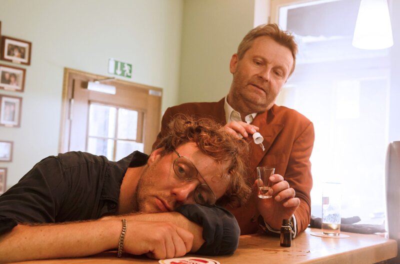 Manuel Teich (René Heinersdorff, r.) verabreicht Sascha Kesko (Jesse Albert, l.) KO-Tropfen. – Bild: ARD/​Kai Schulz