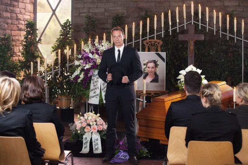 Rufus (Kai Noll) verabschiedet sich gemeinsam mit vielen Freunden und Bekannten von Rebecca. – Bild: RTL /​ Timo M. Seidel