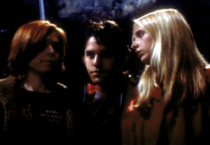 (v.l.n.r.) Willow (Alyson Hannigan), Xander (Nicholas Brendon) und Buffy (Sarah Michelle Gellar) machen auf ihrem alten Schulgelände eine unheimliche Entdeckung. – Bild: TM + © 2000 Twentieth Century Fox Film Corporation. All Rights Reserved. Lizenzbild frei
