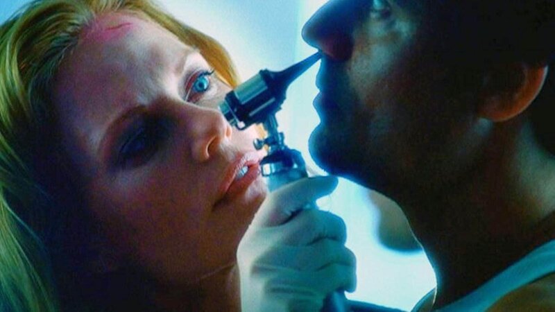 Catherine (Marg Helgenberger) überführt den Täter (r. Darsteller unbek.) mit Hilfe einer DNA-Analyse. – Bild: Foto: TVNOW / CBS Catherine (Marg Helgenberger) überführt den Täter (r. Darsteller unbek.) mit Hilfe einer DNA-Analyse. – Bild: Foto: TVNOW / CBS
